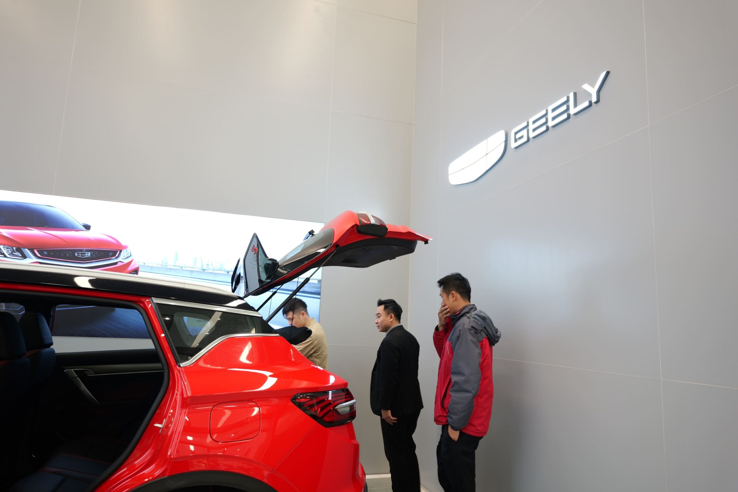 Đội ngũ Geely Gia Định hỗ trợ khách hàng nhiệt tình